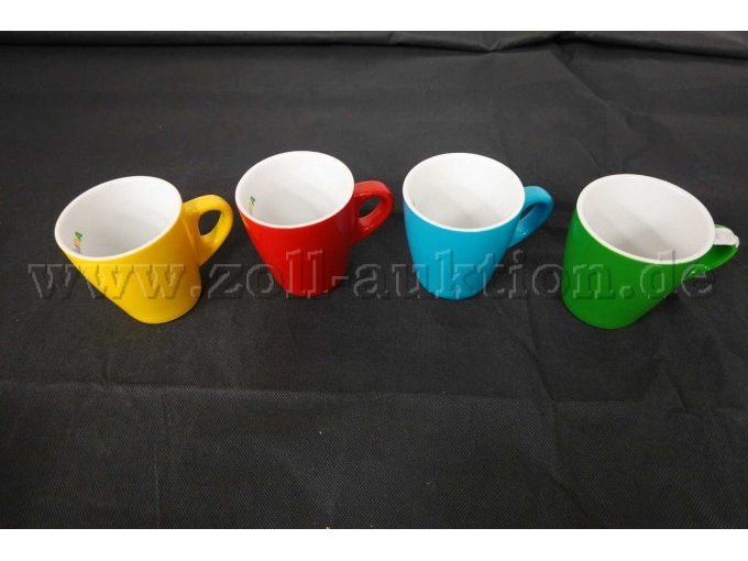 4 Kaffeebecher in den Farben: gelb, rot, blau und grün mit AIDA-Schriftzug in den vier AIDA-Farben und rotem Kussmund. Seitenansicht