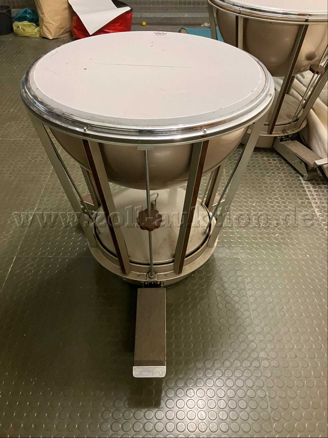 1 Pedal timpani "ROGER" (old, used, head damaged)
