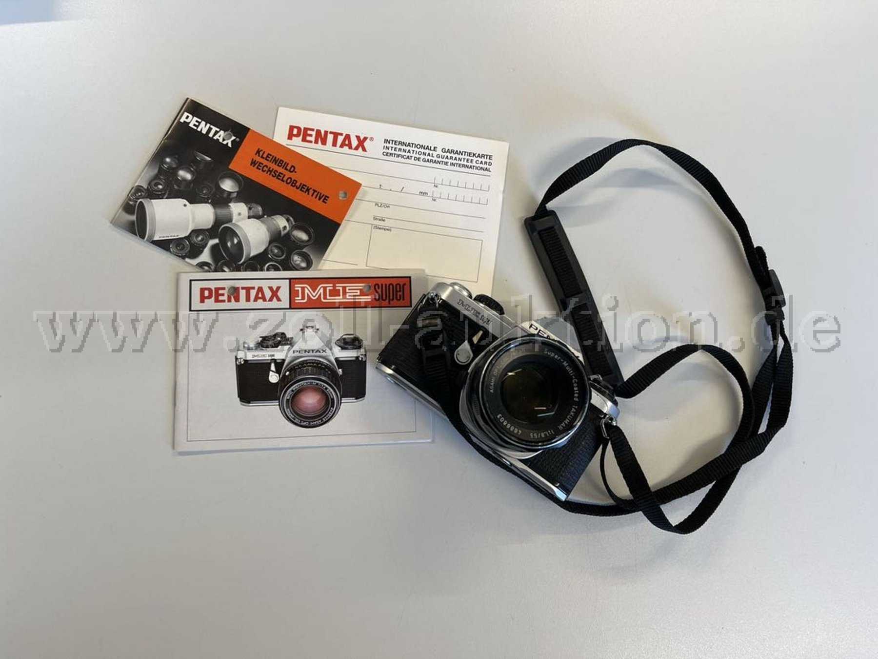 Kamera mit Objektiv und verschiedenen Broschüren