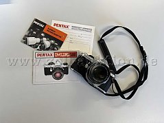 Kamera mit Objektiv und verschiedenen Broschüren