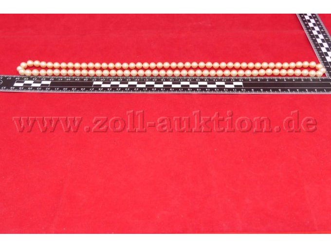 Perlenkette mit Maßstab anliegend