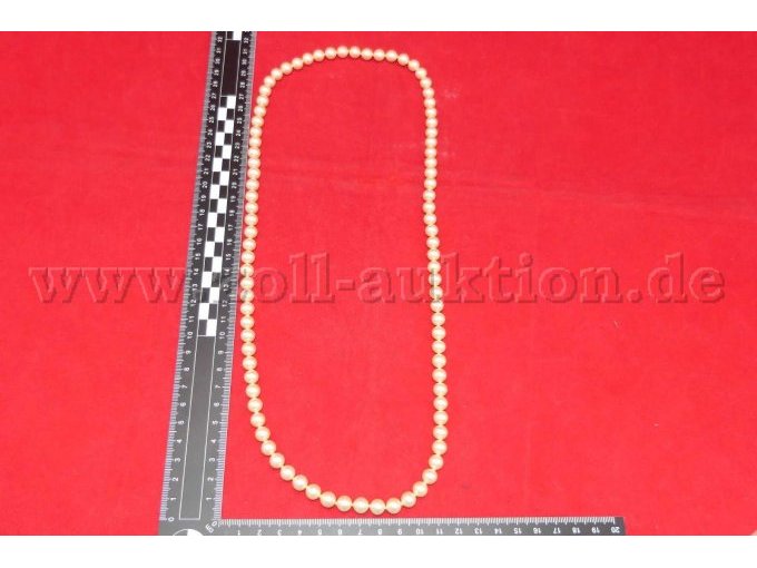 Detailaufnahme Perlenkette mit Maßstab ausgebreitet