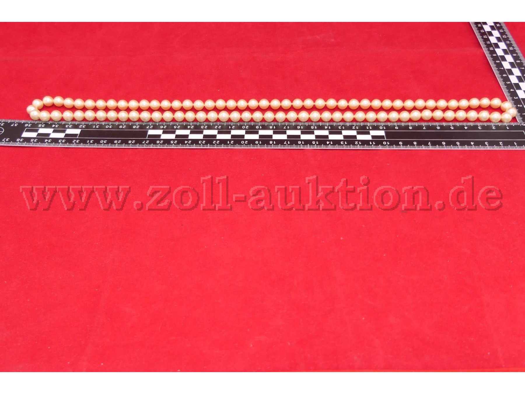 Perlenkette mit Maßstab anliegend