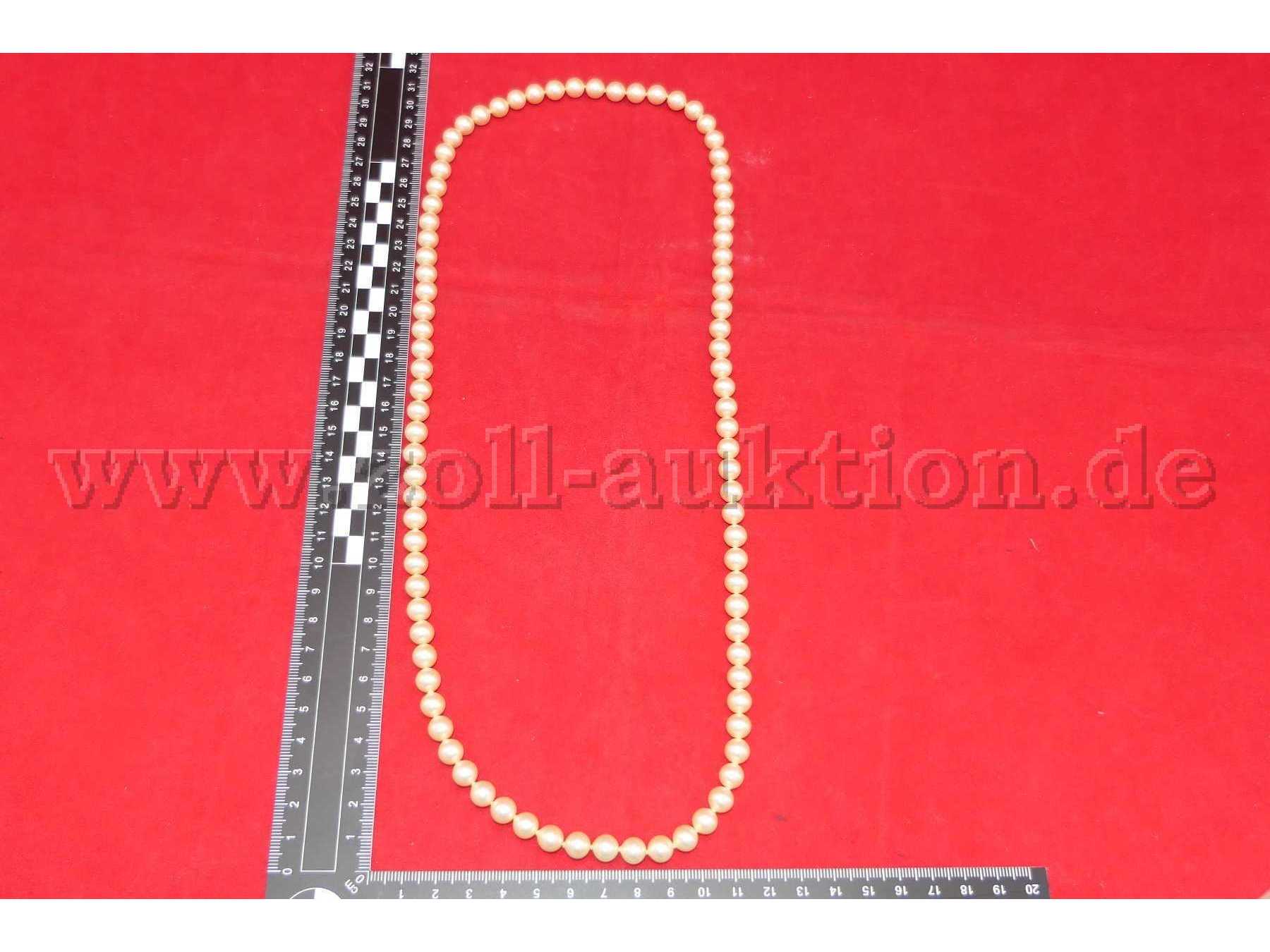 Detailaufnahme Perlenkette mit Maßstab ausgebreitet