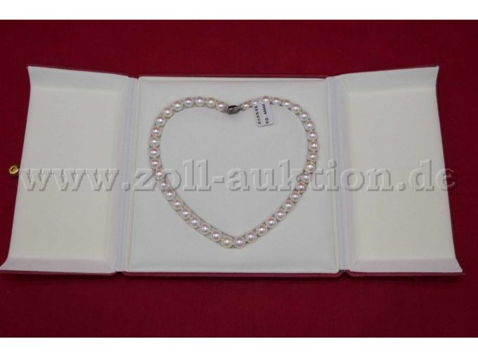 Detailaufnahme Perlenkette mit Schatulle