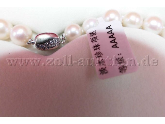 Detailaufnahme Verschluss und Perlen