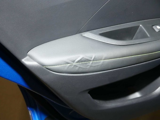 Beschädigung Türverkleidung Hintertür links