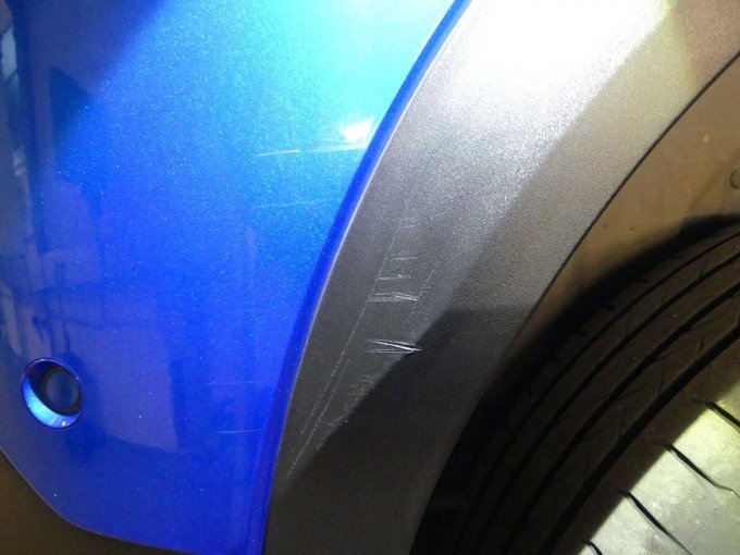 Beschädigung Stoßfänger hinten und Radlaufblende rechts