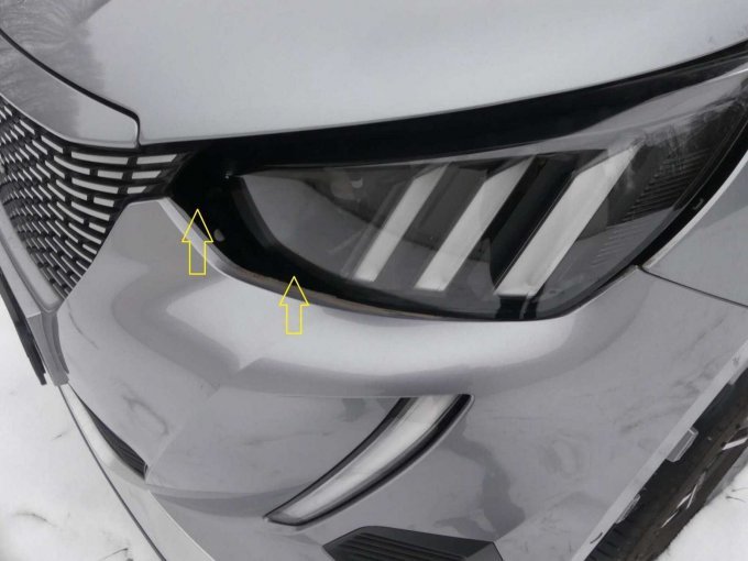 Scheinwerfer links Halterungen abgebrochen