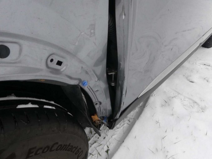 Unfallschaden Kotflügel und Tür vorne links