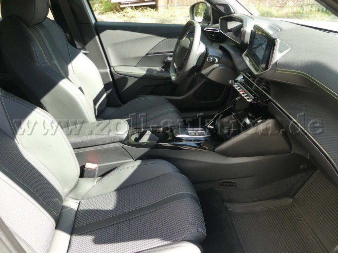 Einstieg und Fahrgastraum vorn rechts