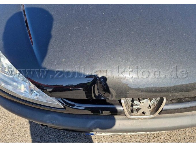 Schaden vorn Stoßstanges sowie Motorhaube
