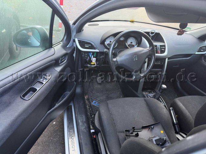 Entfernte Abdeckung Fahrerseite