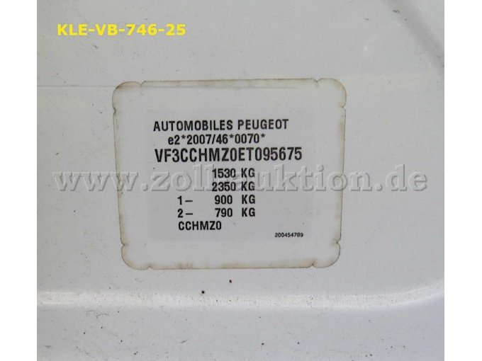 Fahrzeugidentifikationsnummer im Blech gestanzt