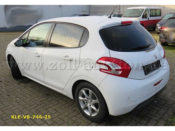 Ansicht hinten links, Stoßfänger defekt, große Delle in der Heckklappe rechts