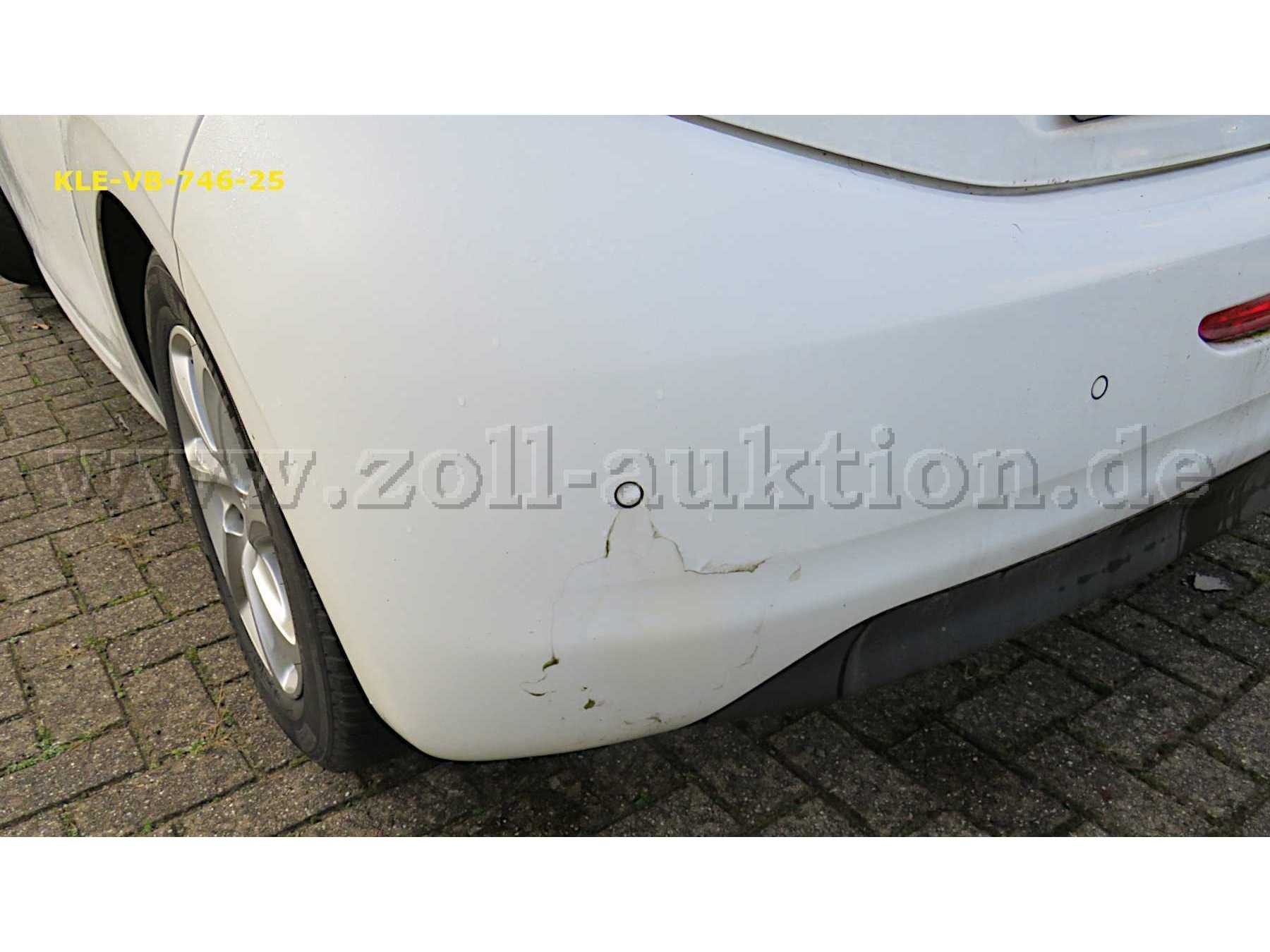 defekter Stoßfänger hinten linke Seite
