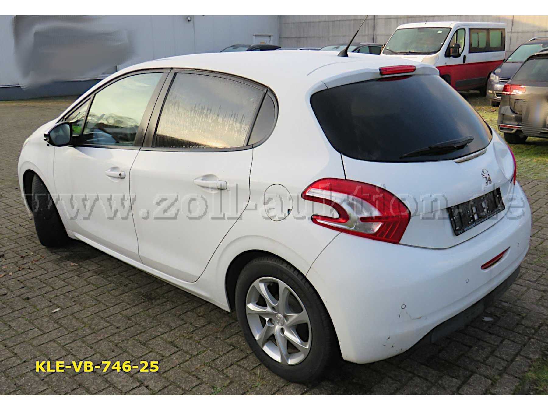 Ansicht hinten links, Stoßfänger defekt, große Delle in der Heckklappe rechts