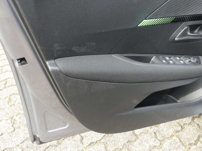 Verschmutzte Türverkleidung Fahrerseite