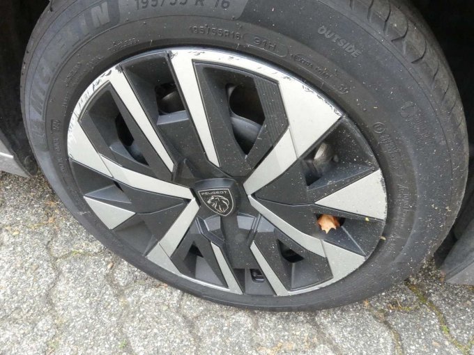 Beschädigte Radzierblende