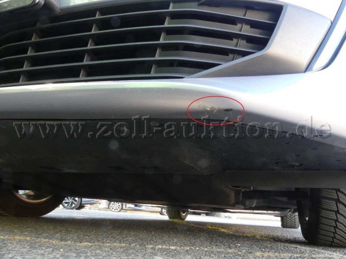 Frontstoßstange linke Seite mit einer leichten Anfahrbeschädigung