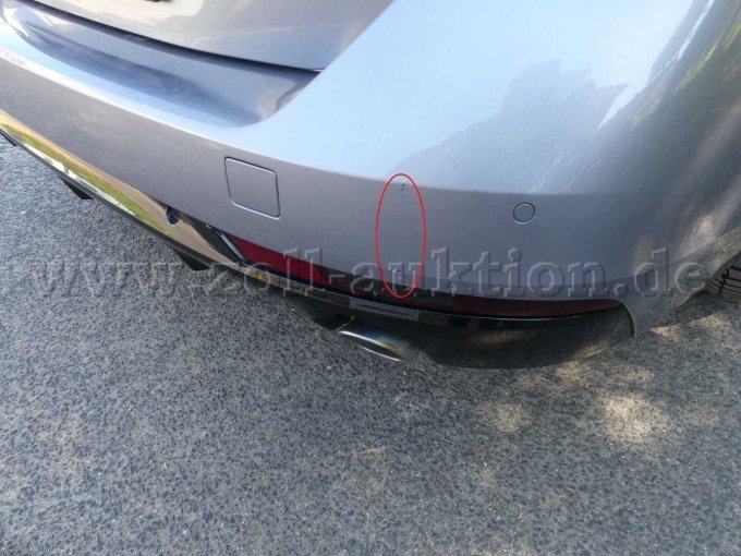 Heckstoßstange rechte Seite mit einer leichten Anfahrbeschädigung