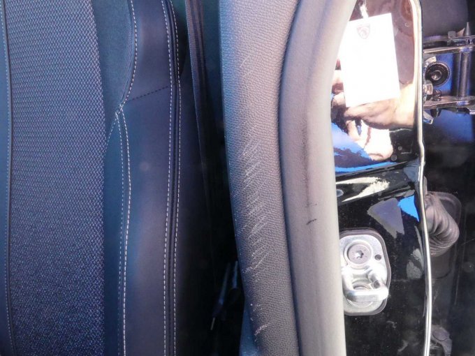 linke B-Säuleninnenverkleidung+Türdichtung Kratzer