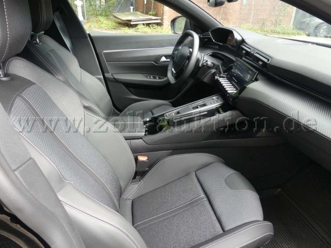 Einstieg und Fahrgastraum vorn rechts