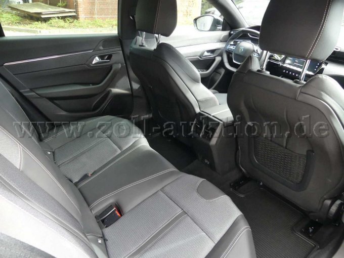 Einstieg und Fahrgastraum hinten rechts