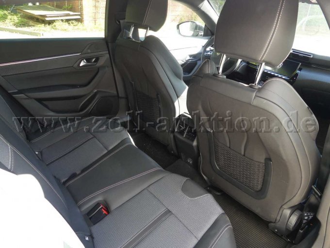 Einstieg und Fahrgastraum hinten rechts