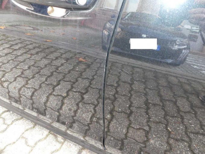 Kratzer und Türkanten vorn links