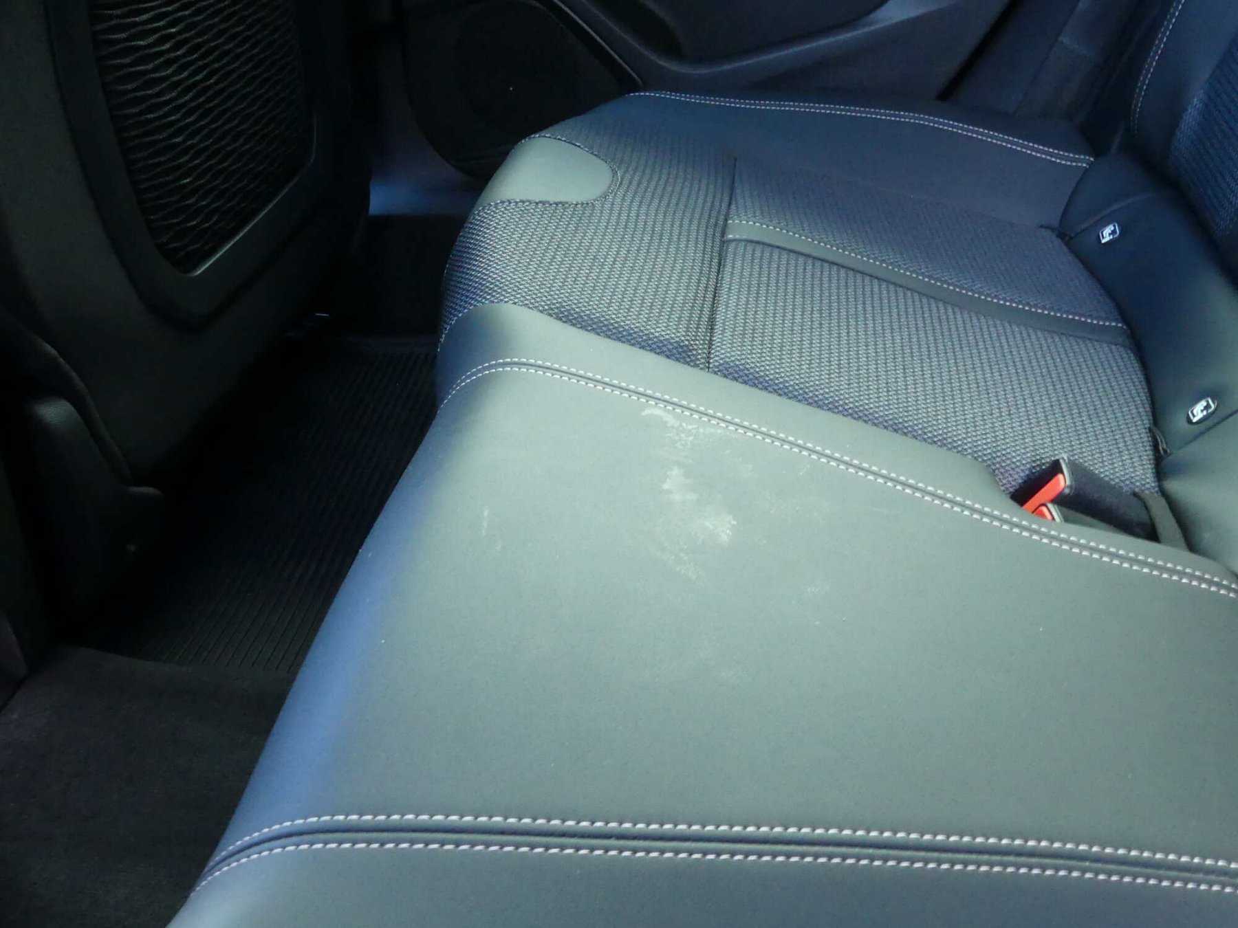 hintere Sitzbank Flecken