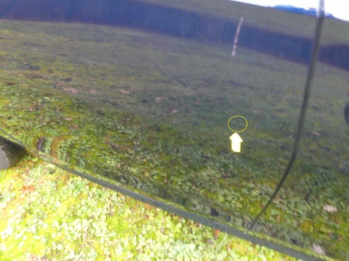 Tür hinten rechts mit einem Lackkratzer