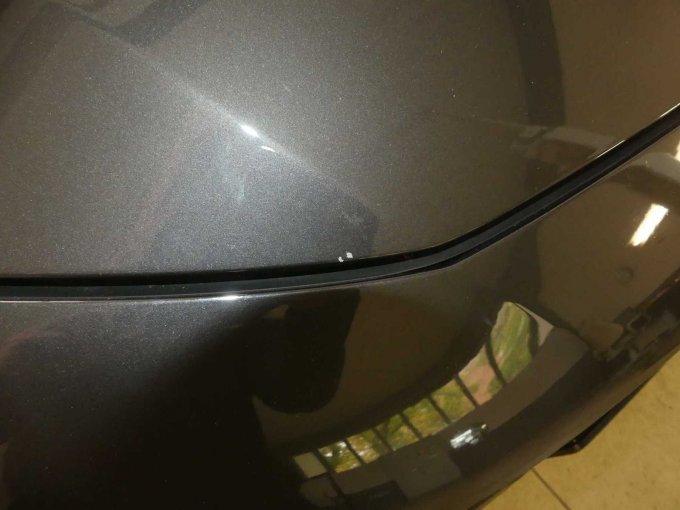 Steinscläge Motorhaube vorne rechts