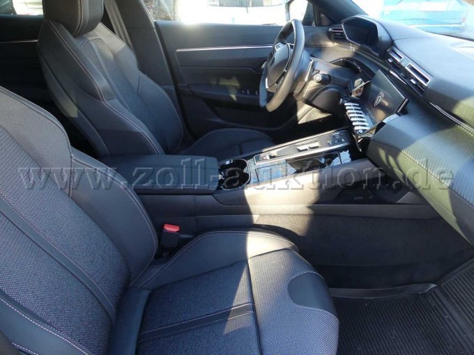 Einstieg und Fahrgastraum vorn rechts