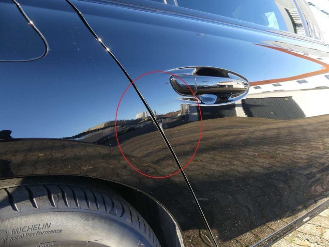 Beispiel-Schaden an Tür und Seitenteil hinten rechts