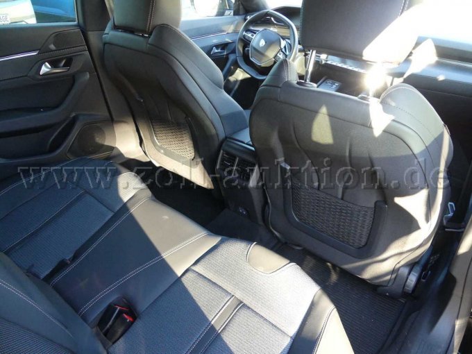 Einstieg und Fahrgastraum hinten rechts