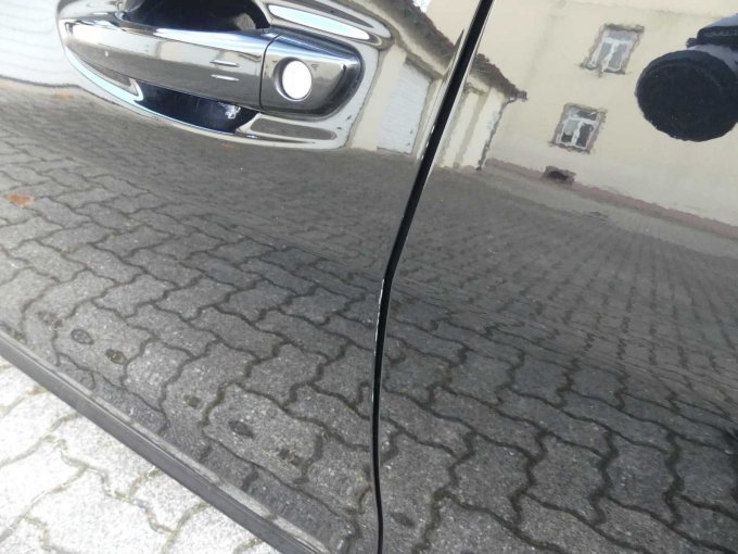 Türkante vorne links abgeschlagen