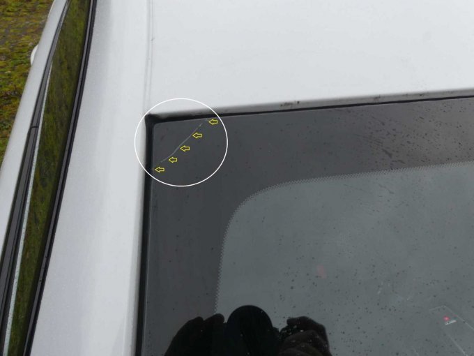 Frontscheibe oben rechts mit einem Riss