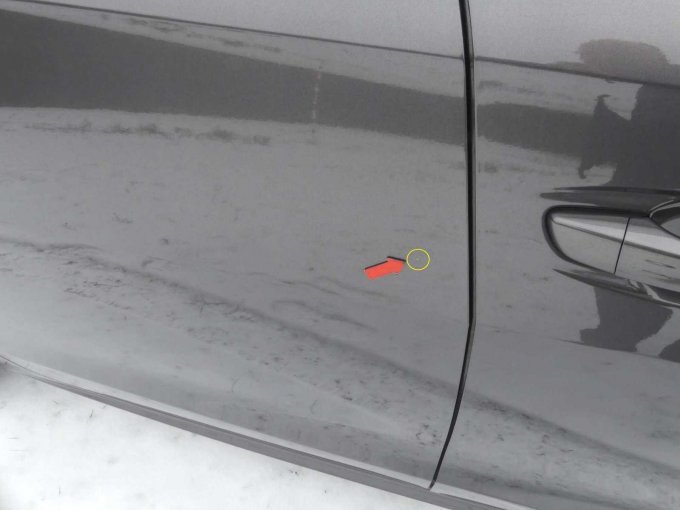 Tür hinten rechts kleine Delle mit Lackbeschädigung