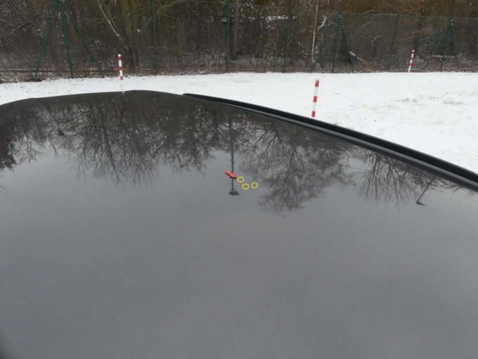 Dach vorne links mit kleinen Dellen