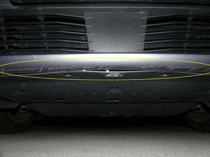 Stoßstange vorne mit einer Anfahrbeschädigung unterhalb