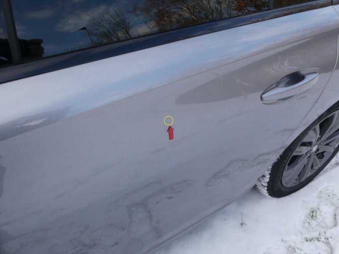 Tür hinten links mit einer kleinen Delle