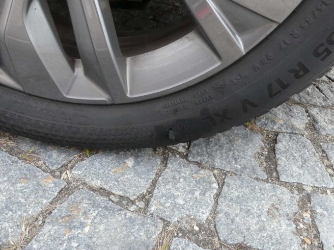 Winterreifen hinten links beschädigt
