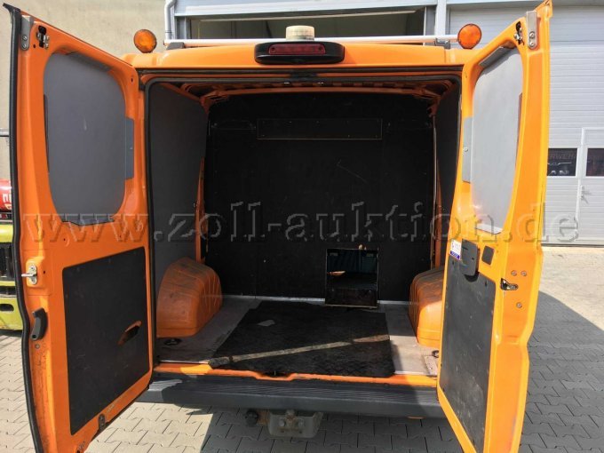 Hinten mit geöffneten Hecktüren