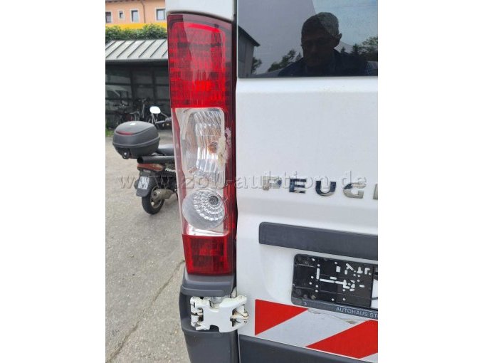Beschädigung Rücklichts Links