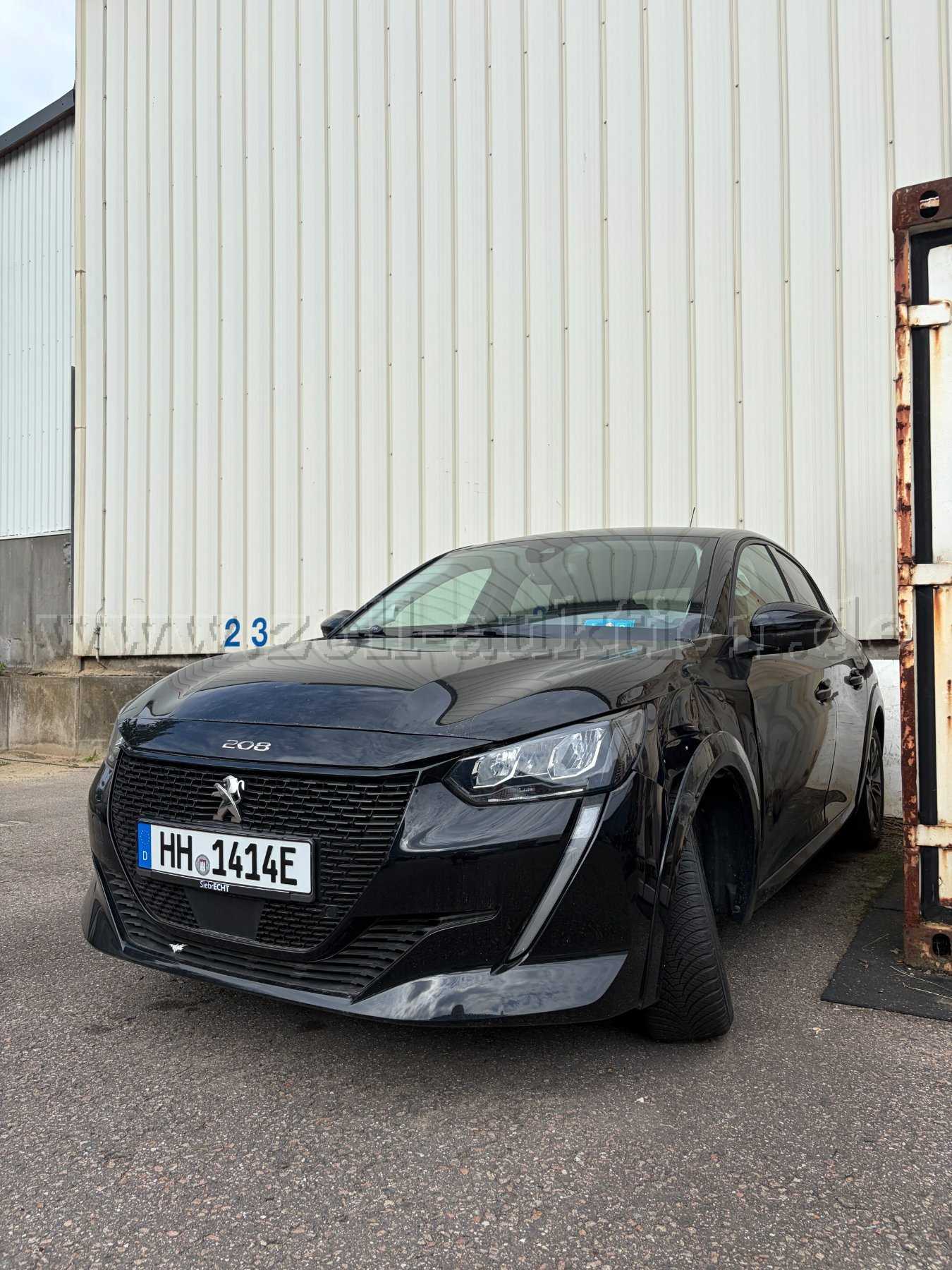 1 Peugeot E-208, tout électrique - accident / donneur de pièces