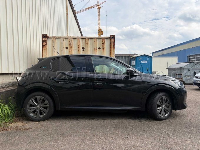 1 Peugeot E-208, volledig elektrisch – ongeval / onderdelenauto – foto 3 – kavel bij Zoll-Auktion, Hamburg