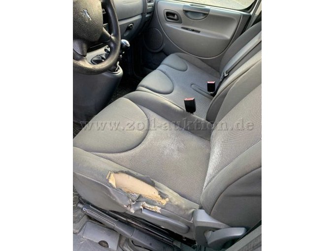 gerissener Stoff am Fahrersitz