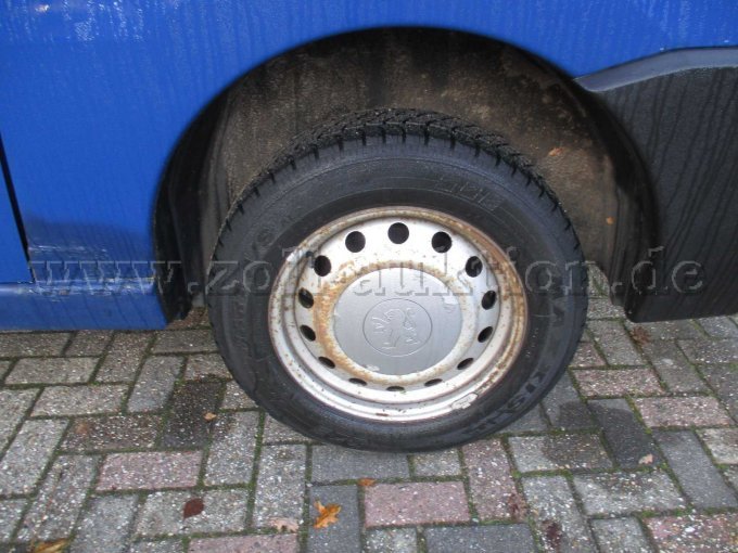 Reifen links mit Felgen