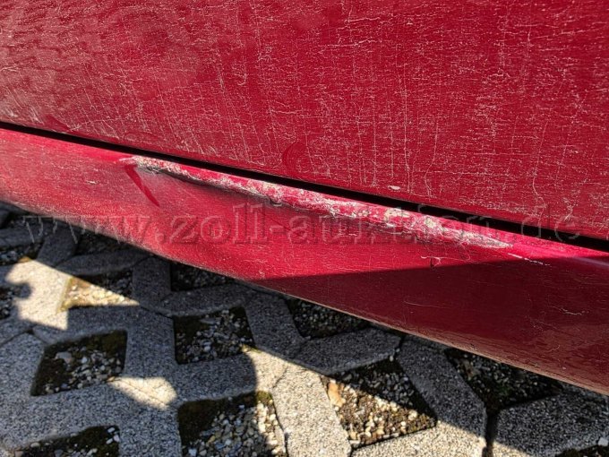 Ansicht Fahrzeug Schweller links Delle und Lackabplatzung